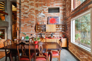 Casa única no melhor do Planalto Paulista. São 400 m² de terreno com jardim secreto e arquitetura atemporal. Além disso, todos os ambientes têm vista para o verde. A casa conta com 3 dormitórios e está a poucos passos do Clube Sírio.