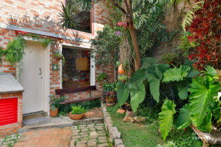 Casa única no melhor do Planalto Paulista. São 400 m² de terreno com jardim secreto e arquitetura atemporal. Além disso, todos os ambientes têm vista para o verde. A casa conta com 3 dormitórios e está a poucos passos do Clube Sírio.