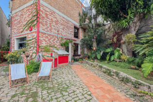 Casa única no melhor do Planalto Paulista. São 400 m² de terreno com jardim secreto e arquitetura atemporal. Além disso, todos os ambientes têm vista para o verde. A casa conta com 3 dormitórios e está a poucos passos do Clube Sírio.