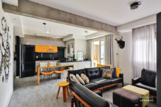 Apartamento na Pompéia com 64m², 1 suíte, sala e cozinha integrada, varanda. 1 vaga. Prédio de 2016 com lazer e localização privilegiada.