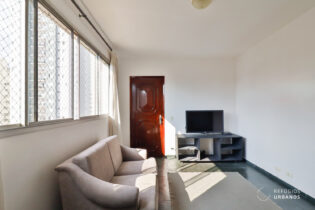 Apartamento de 94,71 metros quadrados de área útil no Itaim, andar alto e muito luminoso, com 3 dormitórios e 1 vaga, em prédio com lazer no rooftop.