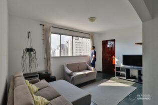 Apartamento de 94,71 metros quadrados de área útil no Itaim, andar alto e muito luminoso, com 3 dormitórios e 1 vaga, em prédio com lazer no rooftop.