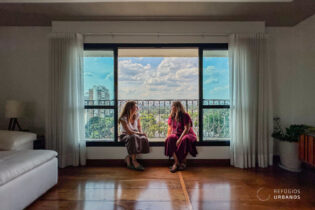 NO ALTO DA BOA VISTA: REFORMA IMPECÁVEL. 168M². AMBIENTES INTEGRADOS, JANELÕES COM VISTA VERDE, 4 QUARTOS, SENDO 2 SUÍTES. CONDOMÍNIO BEM LOCALIZADO E 3 VAGAS.