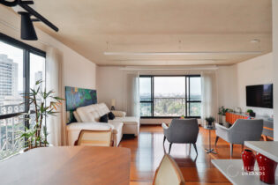 NO ALTO DA BOA VISTA: REFORMA IMPECÁVEL. 168M². AMBIENTES INTEGRADOS, JANELÕES COM VISTA VERDE, 4 QUARTOS, SENDO 2 SUÍTES. CONDOMÍNIO BEM LOCALIZADO E 3 VAGAS.