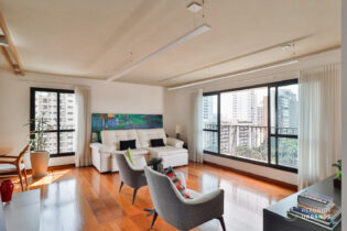 NO ALTO DA BOA VISTA: REFORMA IMPECÁVEL. 168M². AMBIENTES INTEGRADOS, JANELÕES COM VISTA VERDE, 4 QUARTOS, SENDO 2 SUÍTES. CONDOMÍNIO BEM LOCALIZADO E 3 VAGAS.