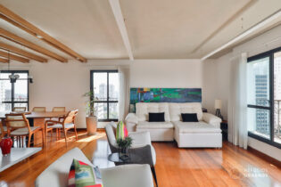 NO ALTO DA BOA VISTA, REFORMA IMPECÁVEL: 168M², AMBIENTES INTEGRADOS, JANELÕES COM VISTA VERDE, 4 QUARTOS (SENDO 2 SUÍTES). CONDOMÍNIO BEM LOCALIZADO COM E 3 VAGAS.