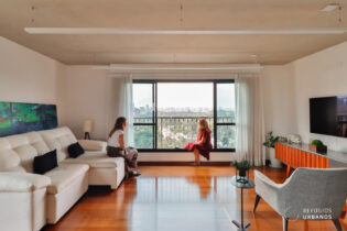 NO ALTO DA BOA VISTA: REFORMA IMPECÁVEL. 168M². AMBIENTES INTEGRADOS, JANELÕES COM VISTA VERDE, 4 QUARTOS, SENDO 2 SUÍTES. CONDOMÍNIO BEM LOCALIZADO E 3 VAGAS.