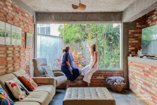 Casa no melhor do Planalto Paulista. 400 m² de terreno com jardim secreto e arquitetura atemporal. Ambientes têm vista para o verde. Casa com 3 dormitórios a poucos passos do Clube Sírio. 3 vagas.