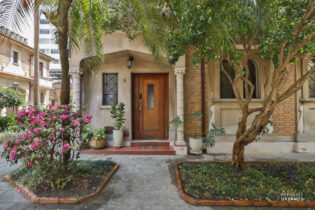 Vila Histórica Parque Savoia formada por 13 casas sobradadas, em estilo eclético com inspiração florentina.