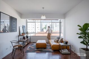 Janelão e Piso de Taco em Perdizes! Com 96m², 2 dormitórios e vaga, este apartamento preserva todo o charme dos anos 70 — pronto para morar ou para um projeto de reforma com personalidade.