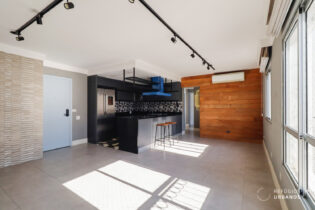 Apartamento reformado de 82,20 metros quadrados de área útil no Jardim Paulista, andar alto e muito luminoso, com 2 dormitórios e 2 vagas, em um prédio com lazer completo.
