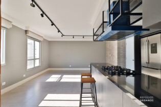 Apartamento reformado de 82,20 metros quadrados de área útil no Jardim Paulista, andar alto e muito luminoso, com 2 dormitórios e 2 vagas, em um prédio com lazer completo.