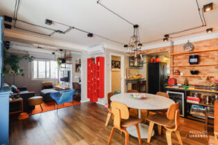 Apartamento reformado em Perdizes, 94 m², 2 quartos sendo 1 suíte, 2 vagas em prédio da década de 1980 retrofitado.