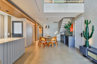 Apartamento duplex reformado com 99 m², 2 suítes, lavabo, marcenaria completa com projeto de arquitetura impecável e 2 vagas na Vila Ipojuca