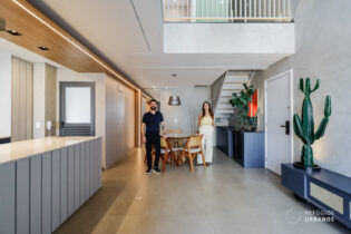 Apartamento duplex reformado com 99 m², 2 suítes, lavabo, marcenaria completa com projeto de arquitetura impecável e 2 vagas na Vila Ipojuca