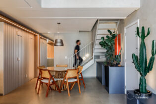Apartamento duplex reformado com 99 m², 2 suítes, lavabo, marcenaria completa com projeto de arquitetura impecável e 2 vagas na Vila Ipojuca