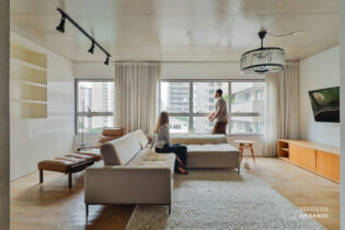 Um Maxhaus elegante! Todo mobiliado, este apartamento chama ainda atenção pelos detalhes e mobiliário. Estamos em um apartamento com 69m², 1 quarto e 1 vaga com lazer completo.