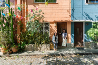 Casa de vila na Pompéia com 97m², 2 dormitórios, piso de madeira, edícula, quintal em deck e amoreira. Vila do Sol com apenas 9 casas.