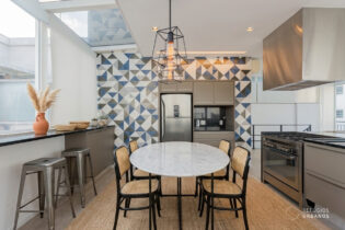 Um duplex na Pompéia com 126m², suíte master com closet e terraço gourmet integrado. A calmaria urbana no melhor pedaço do bairro.