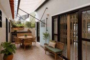 Casa de vila para reforma entre a Pompeia e a Agua Branca, com 165m² de área construída, 2 suítes, edícula e 2 vagas de garagem.