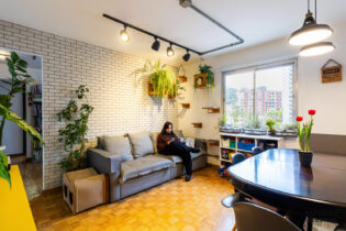 Apartamento reformado com 71 m², dois quartos, escritório, piso de taco e muita luz natural. Estamos a 650m do Metrô Chácara Klabin!