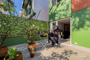 Casa reformada em Perdizes com 163m², 3 dormitórios (1 suíte), terraço frontal, área gourmet com churrasqueira e cobertura retrátil.
