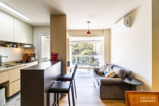 Apê reformado com 2 quartos, sendo 1 suíte, sala, cozinha e varanda integradas. E mais 2 vagas de garagem e depósito.