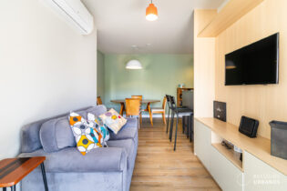 Apê reformado com 2 quartos, sendo 1 suíte, sala, cozinha e varanda integradas. E mais 2 vagas de garagem e depósito.