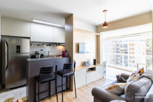 Apê reformado com 2 quartos, sendo 1 suíte, sala, cozinha e varanda integradas. E mais 2 vagas de garagem e depósito.