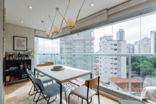 Ape reformado ao lado do metro vila madalena com 68 m², 2 quartos sendo 1 suíte, varanda com vista e 1 vaga, em prédio com lazer completo.
