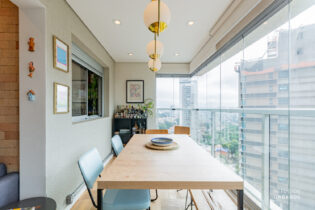 Ape reformado ao lado do metro vila madalena com 68 m², 2 quartos sendo 1 suíte, varanda com vista e 1 vaga, em prédio com lazer completo.