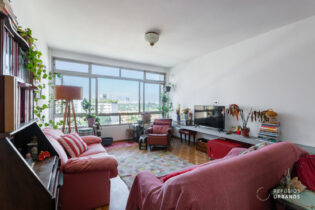Apartamento reformado em Perdizes, com 116,70m², dois quartos amplos, piso de taco original e janelão que emoldura o bairro.