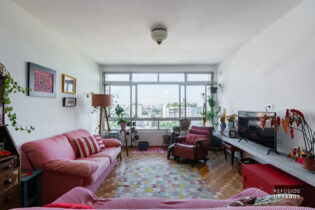 Apartamento reformado em Perdizes, com 116,70m², dois quartos amplos, 01 vaga, piso de taco original e janelão que emoldura o bairro.