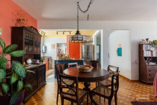 Apartamento reformado em Perdizes, com 116,70m², dois quartos amplos, 01 vaga, piso de taco original e janelão que emoldura o bairro.