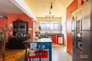 Apartamento reformado em Perdizes, com 116,70m², dois quartos amplos, 01 vaga, piso de taco original e janelão que emoldura o bairro.