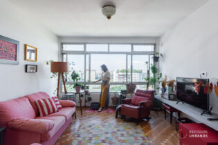 Apartamento reformado em Perdizes, com 116,70m², dois quartos amplos, piso de taco original e janelão que emoldura o bairro.