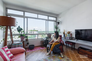 Apartamento reformado em Perdizes, com 116,70m², dois quartos amplos, 01 vaga, piso de taco original e janelão que emoldura o bairro.