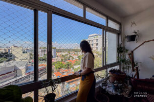 Apartamento reformado em Perdizes, com 116,70m², dois quartos amplos, 01 vaga, piso de taco original e janelão que emoldura o bairro.