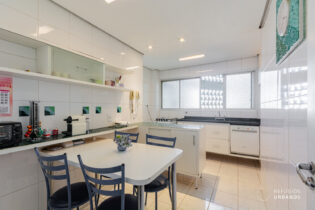 Apê de 111 m² no Sumaré, 3 quartos, sendo 1 suíte, 1 vaga. Planta cheia de possibilidades. Pé direito alto e ventilação cruzada.