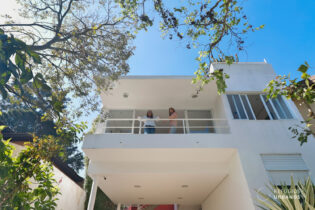 Casa assinada pelo arquiteto Affonso Risi com jardim secreto. Numa rua sem saída no Alto da Boa Vista.  Ambientes iluminados e bem distribuídos em 481m2 de terreno. São 4 dormitórios sendo 2 suítes e um escritório com entrada privativa. Jardim secreto. Espelho d'água com carpas. 4 vagas. 