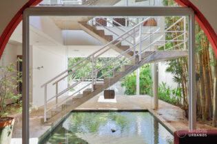 Casa assinada pelo arquiteto Affonso Risi com jardim secreto. Numa rua sem saída no Alto da Boa Vista.  Ambientes iluminados e bem distribuídos em 481m2 de terreno. São 4 dormitórios sendo 2 suítes e um escritório com entrada privativa. Jardim secreto. Espelho d'água com carpas. 4 vagas. 