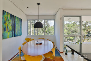 Casa assinada pelo arquiteto Affonso Risi com jardim secreto. Numa rua sem saída no Alto da Boa Vista.  Ambientes iluminados e bem distribuídos em 481m2 de terreno. São 4 dormitórios sendo 2 suítes e um escritório com entrada privativa. Jardim secreto. Espelho d'água com carpas. 4 vagas. 