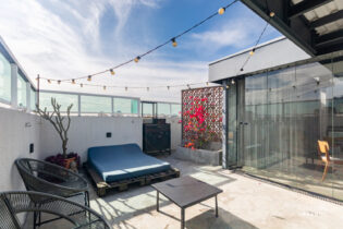 Cobertura reformada com 60,38m², mais terraço de aproximadamente 60m². São 2 dormitórios (sendo 1 suíte), 2 vagas e condomínio com lazer.