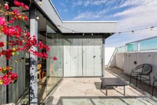 Cobertura reformada com 60,38m², mais terraço de aproximadamente 60m². São 2 dormitórios (sendo 1 suíte), 2 vagas e condomínio com lazer.