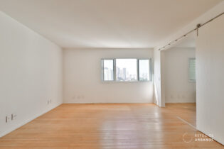 Apartamento reformado com vista livre no Sumare, 2 quartos sendo 1 suíte, sala íntima e 2 vagas, a 500m do metrô Vila Madalena.