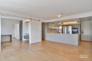 Apartamento reformado com vista livre no Sumare, 2 quartos sendo 1 suíte, sala íntima e 2 vagas, a 500m do metrô Vila Madalena.