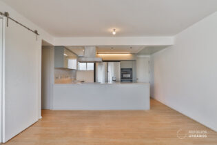 Apartamento reformado com vista livre no Sumare, 2 quartos sendo 1 suíte, sala íntima e 2 vagas, a 500m do metrô Vila Madalena.