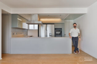 Apartamento reformado com vista livre no Sumare, 2 quartos sendo 1 suíte, sala íntima e 2 vagas, a 500m do metrô Vila Madalena.