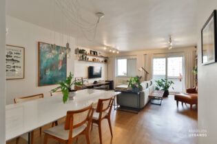 Apartamento reformado na Pompéia: 117,70m², 3 quartos (1 suíte com 2 banheiros), cozinha integrada, sala ampla e varanda. 2 vagas.