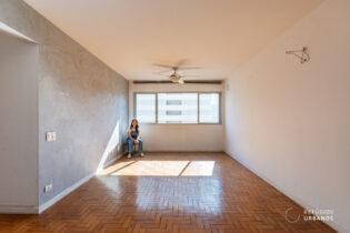 Apartamento para reforma na Pompéia, com 2 quartos, sendo 1 suíte, 1 vaga, andar alto, muita luz natural e ao lado do metrô Sesc Pompeia